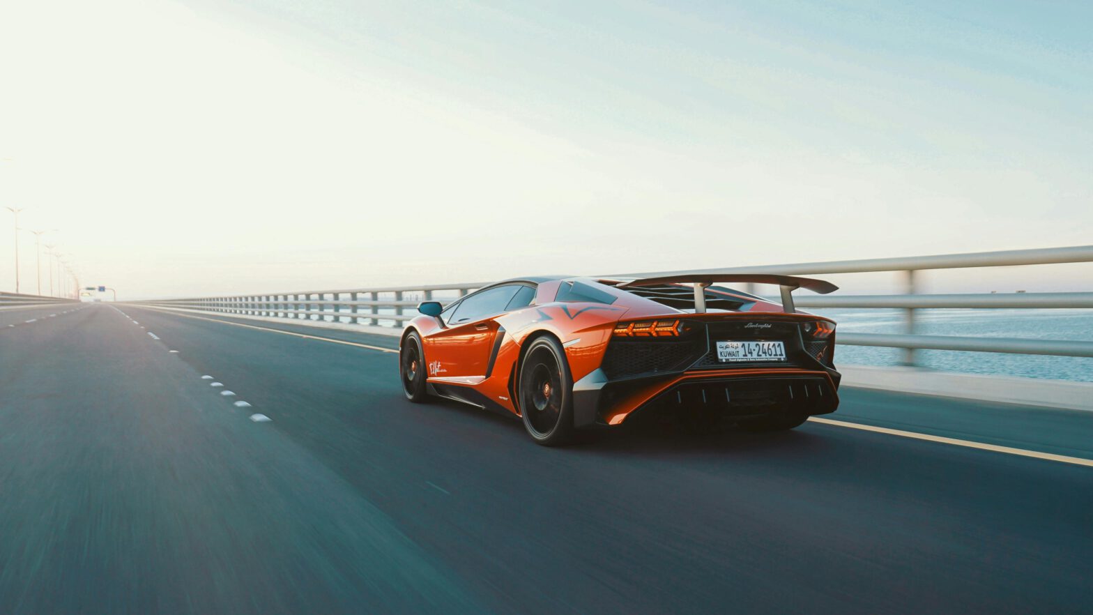 Lamborghini ein Sportwagen fährt schnell auf einer Autobahn