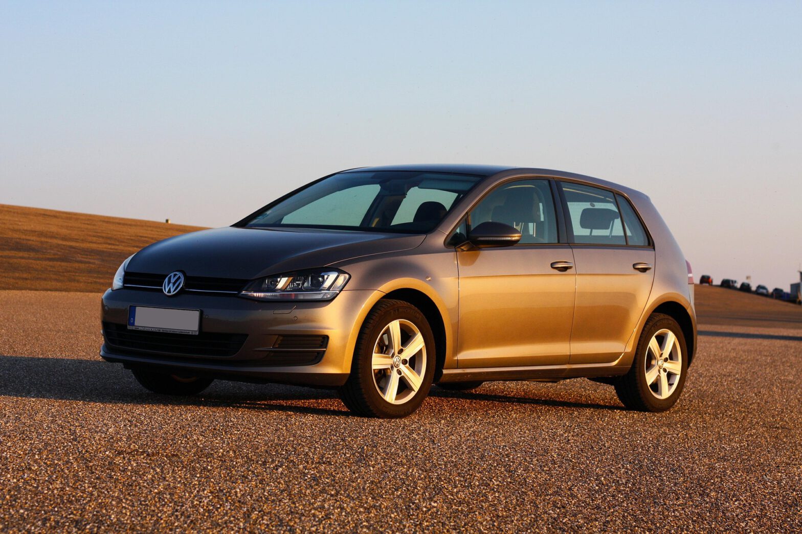 VW Golf steht in untergehender Sonne
